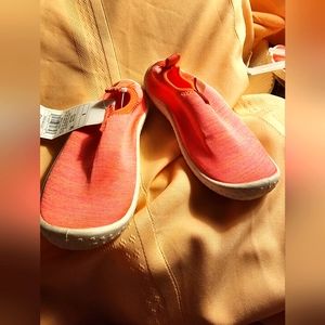 NWT Cat & Jack coral color beach/water shoes for children
